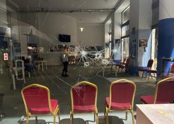 Επίθεση με βαριοπούλες και λοστάρια σε εκλογικό κέντρο της ΝΔ