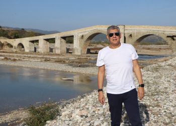 Ακόμη και όταν όλα τα φώτα πέφτουν στην κεντρική πολιτική σκηνή ο Αγοραστός συνεχίζει με έργα