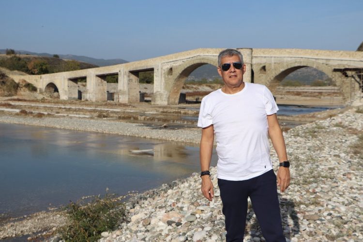 Ακόμη και όταν όλα τα φώτα πέφτουν στην κεντρική πολιτική σκηνή ο Αγοραστός συνεχίζει με έργα