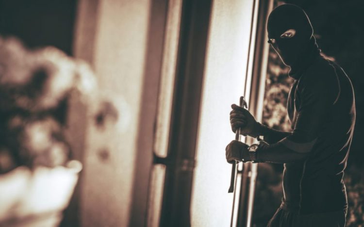 Διαρρήκτης βρέθηκε πρόσωπο με πρόσωπο με τον ένοικο διαμερίσματος που «άδειαζε» και τον απείλησε