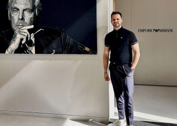 Ο Καρακικές μάς ξεναγεί στις εγκαταστάσεις του Giorgio Armani στο Μιλάνο