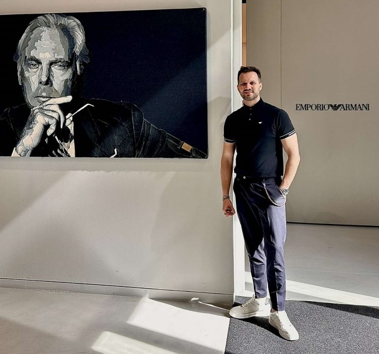 Ο Καρακικές μάς ξεναγεί στις εγκαταστάσεις του Giorgio Armani στο Μιλάνο