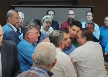 Πιάστηκαν στα χέρια στο δημοτικό συμβούλιο -«Ποιος πο@@της το είπε αυτό;» (BINTEO)