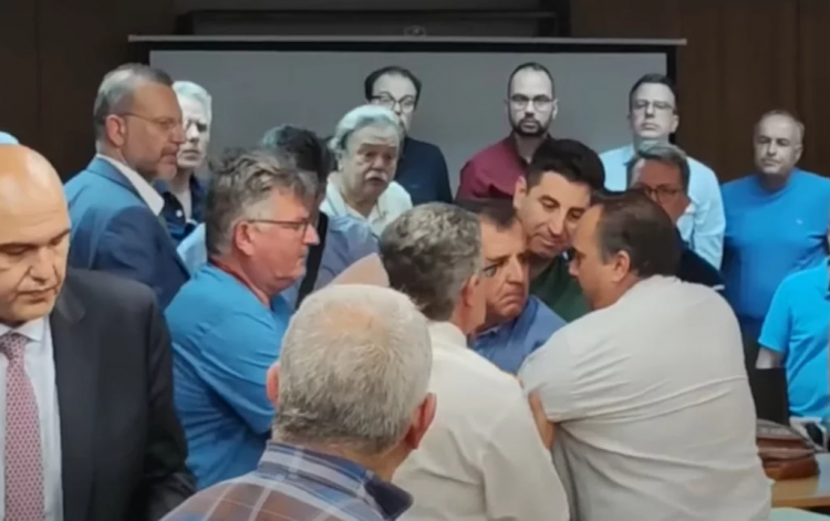 Πιάστηκαν στα χέρια στο δημοτικό συμβούλιο -«Ποιος πο@@της το είπε αυτό;» (BINTEO)