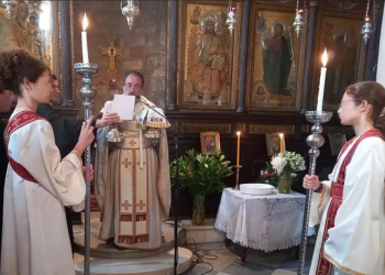 Επιστρέφει στα καθήκοντά του ο ιερέας που έντυσε «παπαδάκια» δύο κορίτσια