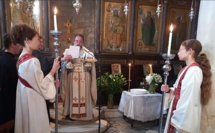 Επιστρέφει στα καθήκοντά του ο ιερέας που έντυσε «παπαδάκια» δύο κορίτσια