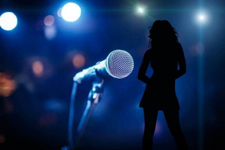 Γνωστή τραγουδίστρια πήρε κατά λάθος το χάπι του σκύλου της