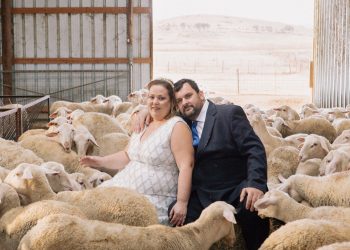 Λαρισαίοι φωτογραφήθηκαν στον γάμο τους μαζί με τα… κορίτσια τους, τις προβατίνες τους! (ΦΩΤΟ)