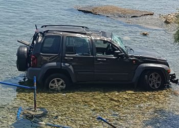 Απίστευτη «βουτιά» αυτοκινήτου στη θάλασσα