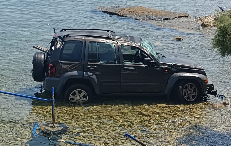Απίστευτη «βουτιά» αυτοκινήτου στη θάλασσα