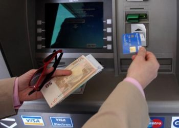 Δημόσιοι υπάλληλοι-συνταξιούχοι: Πότε & πώς θα δουν τις απολαβές τους να αυξάνονται