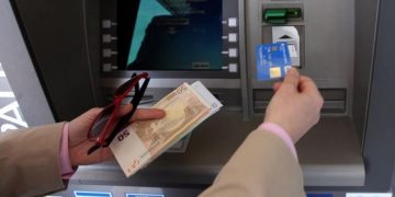 Δημόσιοι υπάλληλοι-συνταξιούχοι: Πότε & πώς θα δουν τις απολαβές τους να αυξάνονται