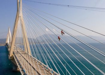 Ρίο – Αντίρριο: Εικόνες που κόβουν την ανάσα με τους Γάλλους αλπινιστές σκαρφαλωμένους στη γέφυρα