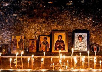 Λαρισαία κόντεψε να… βάλει φωτιά σε παρεκκλήσι ανάβοντας 58 κεριά!