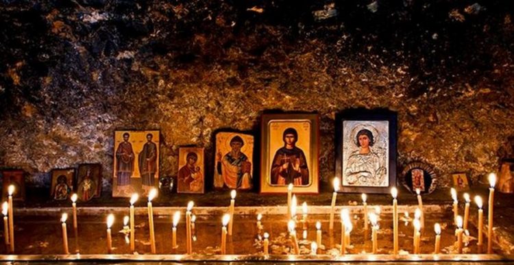 Λαρισαία κόντεψε να… βάλει φωτιά σε παρεκκλήσι ανάβοντας 58 κεριά!