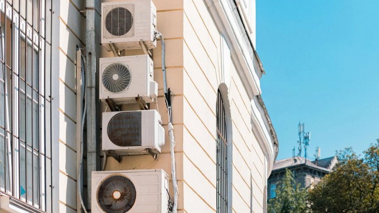 Κλιματιστικό: Η ιδανική θερμοκρασία που προτείνουν οι ειδικοί – Πόσες ώρες μπορεί να λειτουργεί και τι πρέπει να προσέχουμε