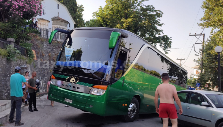 Στις δύο ρόδες… λεωφορείο του ΚΤΕΛ…. Από θαύμα δεν υπήρξε τραυματισμός!