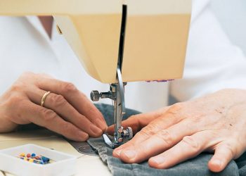 Μπαλώστε τα ρούχα, μην τα πετάτε, λέει η γαλλική κυβέρνηση και δίνει επίδομα