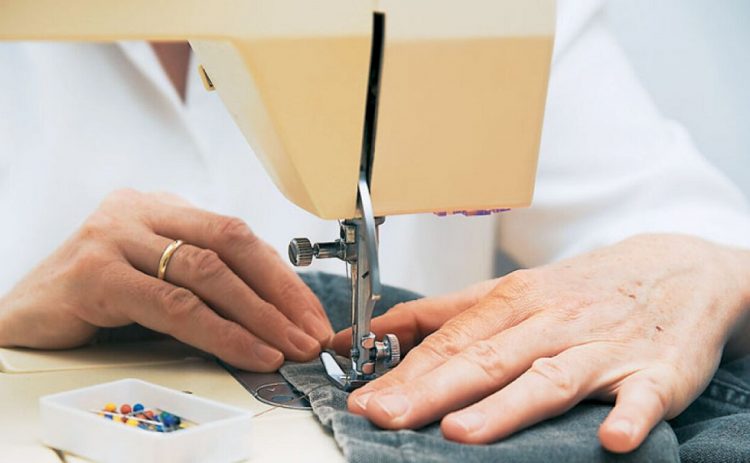 Μπαλώστε τα ρούχα, μην τα πετάτε, λέει η γαλλική κυβέρνηση και δίνει επίδομα