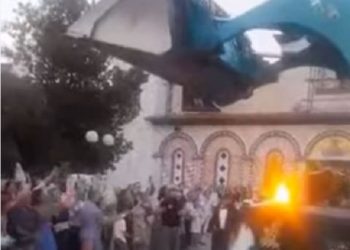 Απίθανο βίντεο: Έριξαν σε γάμο ρύζι με εκσκαφέα!