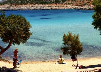 Ένα νησί χωρίς… ξαπλώστρες