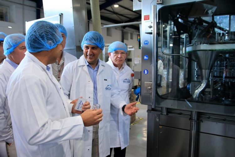 Επίσκεψη ΥπΑΑΤ, Λευτέρη Αυγενάκη στο εργοστάσιο νερού ΘΕΟΝΗ