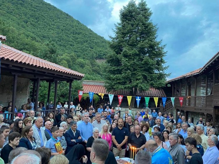 Πλήθος προσκυνητών στον Εσπερινό της Κοιμήσεως της Θεοτόκου στην Ιερά Μονή Ρεντίνης