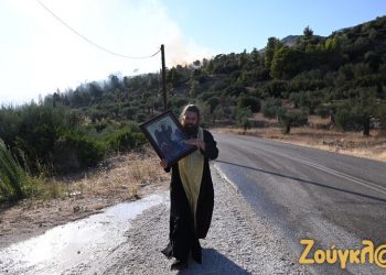 Ιερέας στην Βοιωτία «ξορκίζει» την πυρκαγιά κάνοντας περιφορά εικόνας