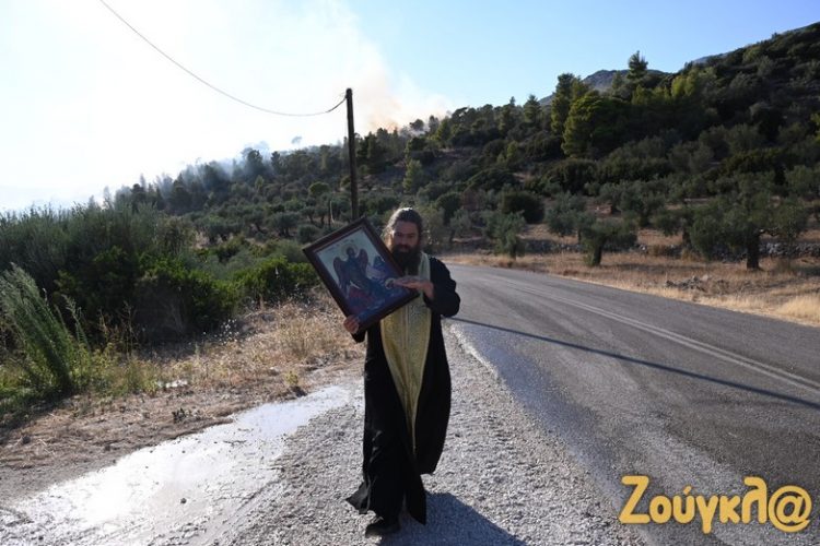 Ιερέας στην Βοιωτία «ξορκίζει» την πυρκαγιά κάνοντας περιφορά εικόνας