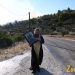 Ιερέας στην Βοιωτία «ξορκίζει» την πυρκαγιά κάνοντας περιφορά εικόνας