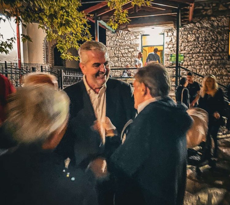 Αγκαλιάζουν τον Κατσή οι πολίτες…