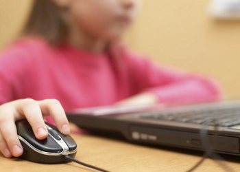 Δύο στα τρία παιδιά στην Ευρώπη έχουν υποστεί «σεξουαλική βλάβη» στο διαδίκτυο – Τι συμβουλεύουν οι ειδικοί