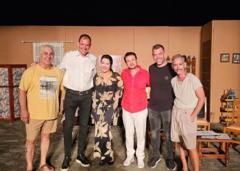 Μάγεψε μικρούς και μεγάλους η παράσταση «Στους δύο τρίτος… χωρεί» στο υπαίθριο θέατρο Μητρόπολης