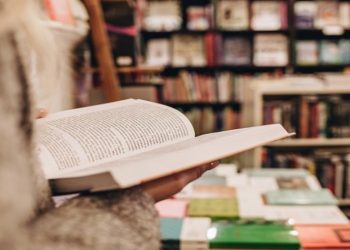 Ξεκινούν οι αιτήσεις για τα voucher βιβλίων με 25% αυξημένη αξία