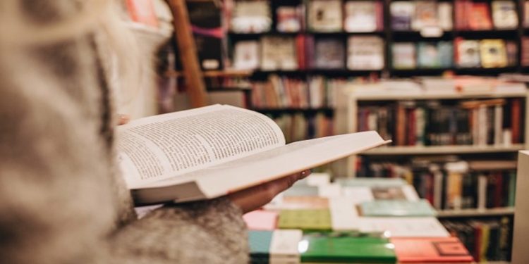 Ξεκινούν οι αιτήσεις για τα voucher βιβλίων με 25% αυξημένη αξία