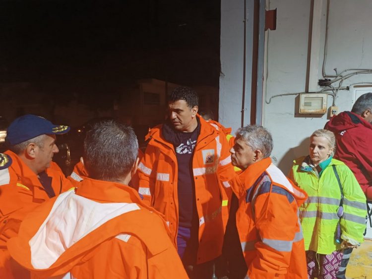 Επιχειρούν παντού τα μηχανήματα της Περιφέρειας για την αποκατάσταση δικτύων και τον καθαρισμό ποταμών