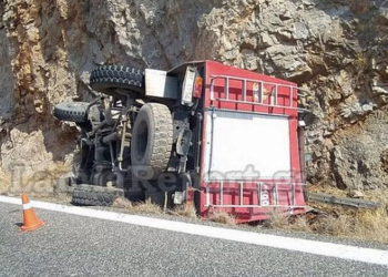 Ανατροπή πυροσβεστικού οχήματος με δύο τραυματίες