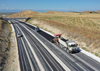 Ασφαλτοστρώνεται ο νέος οδικός άξονας της παράκαμψης Συκεώνα  (ΒΙΝΤΕΟ)