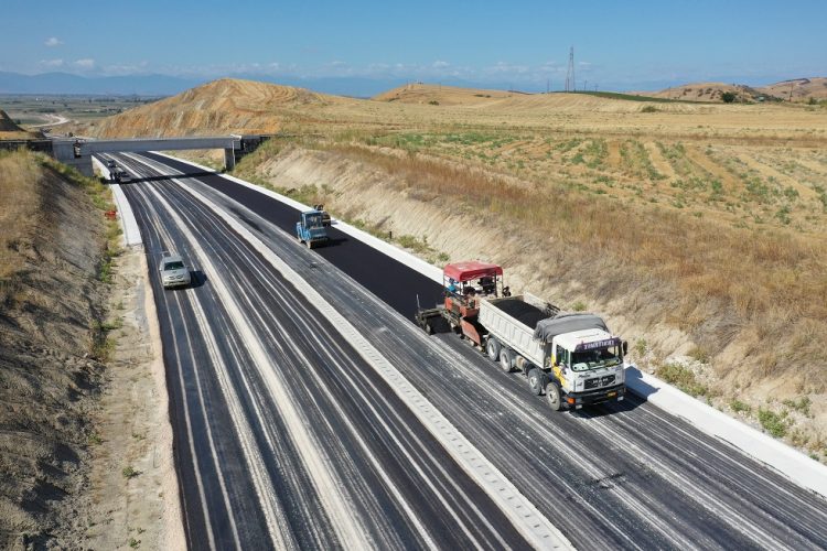 Ασφαλτοστρώνεται ο νέος οδικός άξονας της παράκαμψης Συκεώνα (ΒΙΝΤΕΟ)