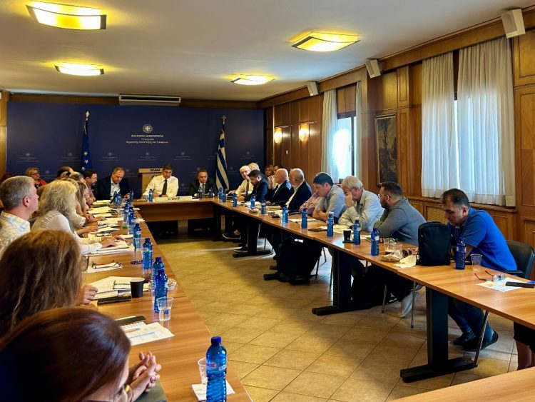 Ταχύτερους ρυθμούς για τη διευκόλυνση των πληγέντων της Θεσσαλίας ζήτησε ο Λευτέρης Αυγενάκης από υπηρεσίες και εποπτευόμενους Οργανισμούς του ΥπΑΑΤ