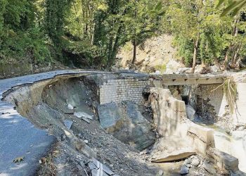 Τα σύγχρονα έργα κατέρρευσαν, το γεφυράκι της ΜΟΜΑ άντεξε!