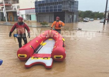Κακοκαιρία Daniel: Με βάρκες απεγκλωβίζουν εργαζόμενους στο κέντρο του Βόλου (ΒΙΝΤΕΟ)