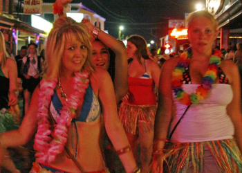 ΑΑΔΕ: Λουκέτο σε 28 μπαρ  για φοροδιαφυγή και νοθεία – Σέρβιραν σφηνάκια από ποτά που άφηναν πελάτες