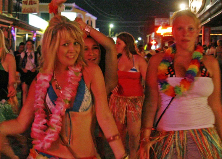 ΑΑΔΕ: Λουκέτο σε 28 μπαρ για φοροδιαφυγή και νοθεία – Σέρβιραν σφηνάκια από ποτά που άφηναν πελάτες