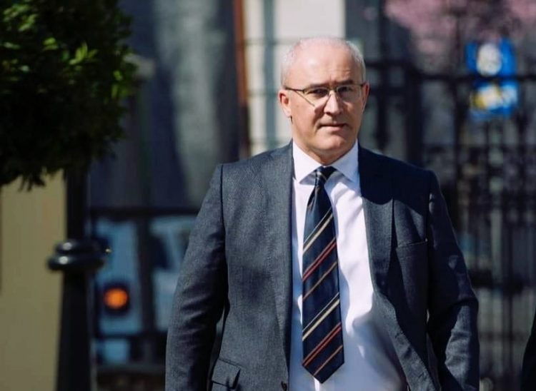 Ο γιατρός κινείται αθόρυβα…