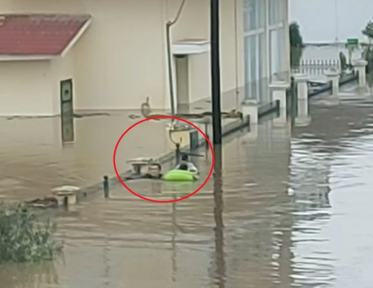 ΠΑΛΑΜΑΣ | Πατέρας προσπαθεί να σώσει τα παιδιά του! Νέο βίντεο – σοκ