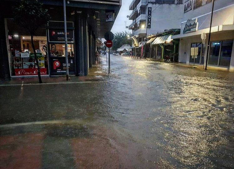 «Πνίγηκε» η Καρδίτσα – 331 χιλιοστά βροχής σε λίγες ώρες