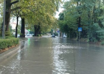 Ξαφνικό μπουρίνι στα Ιωάννινα μετέτρεψε τους δρόμους σε ποτάμια