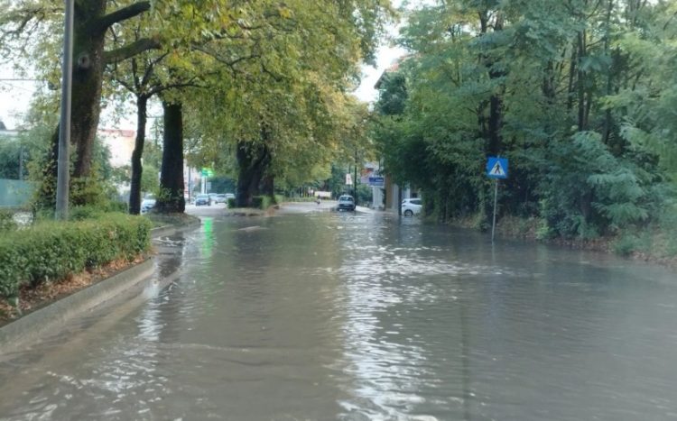 Ξαφνικό μπουρίνι στα Ιωάννινα μετέτρεψε τους δρόμους σε ποτάμια
