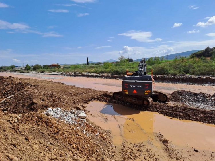Συνεχίζονται από την Περιφέρεια οι επιχειρήσεις για την αποκατάσταση της κυκλοφορίας στο οδικό δίκτυο